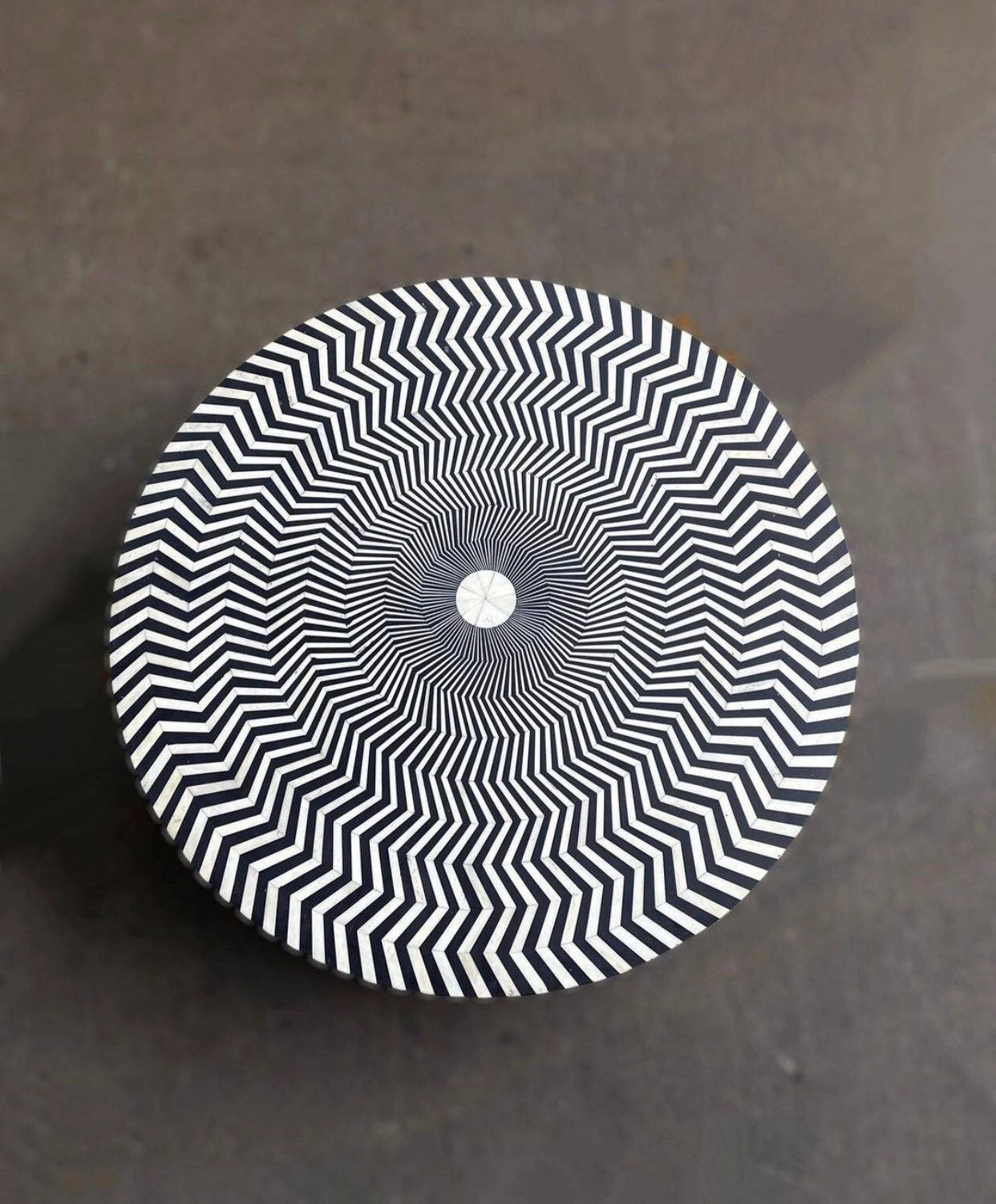 Heritage inlay Zigzag pattern on wooden round coffee table