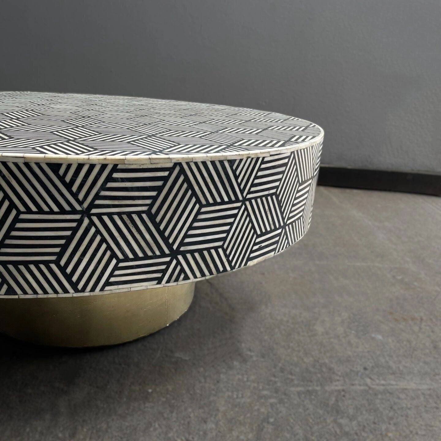Heritage inlay optical pattern with brass base on wooden round coffee table s