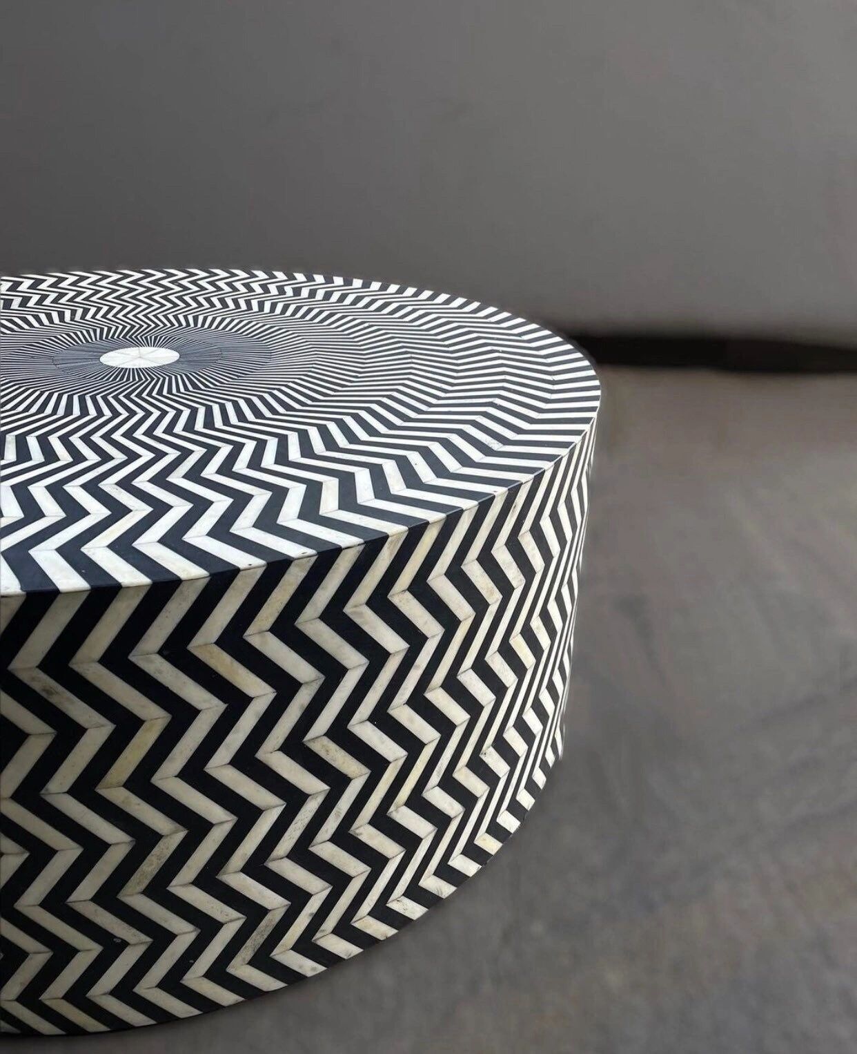 Heritage inlay Zigzag pattern on wooden round coffee table