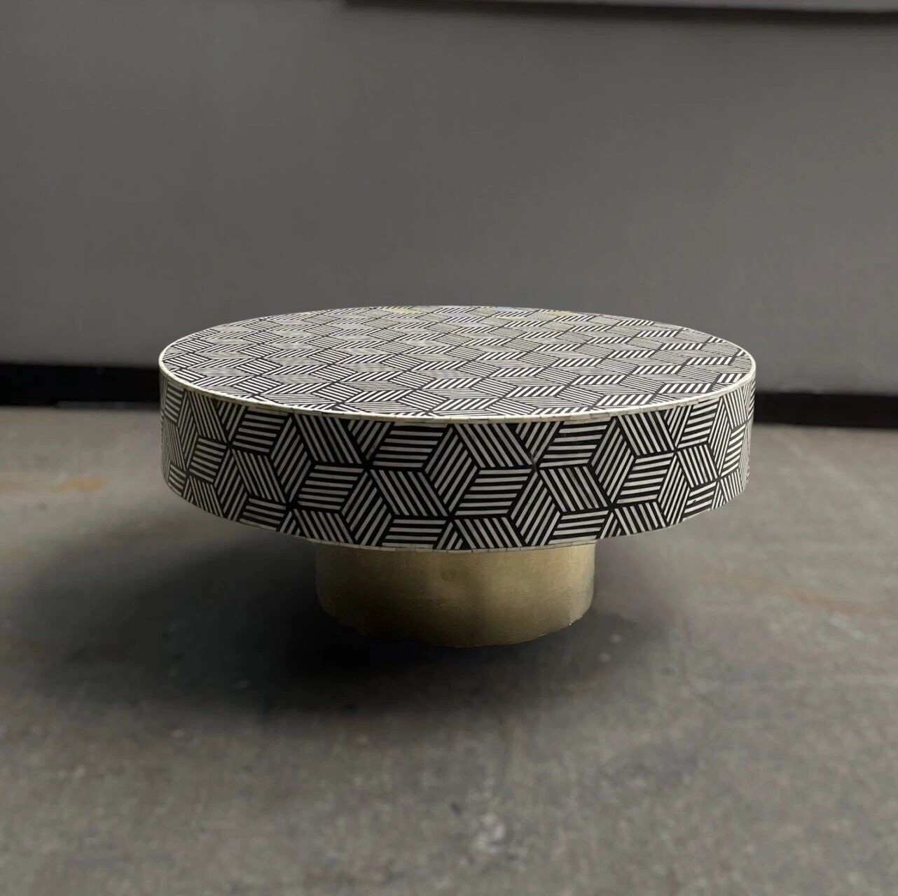 Heritage inlay optical pattern with brass base on wooden round coffee table s